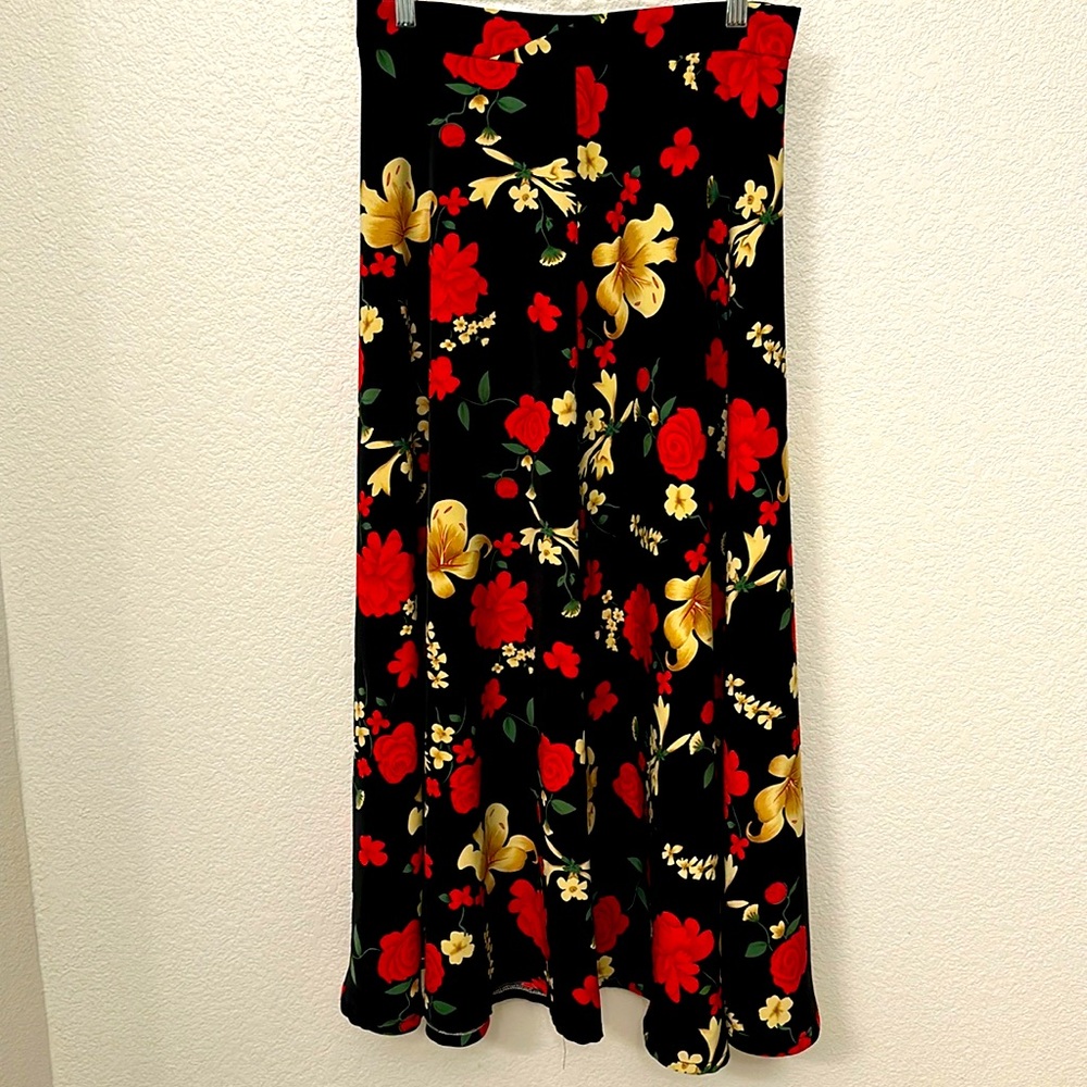 Beautiful floral maxi skirt    Flowy. A-line - Picture 3 of 4